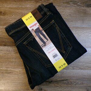 WRANGLER Men's 32x30 NWT Jeans Regular Fit Free To Stretch COLOR: DARK BLUE